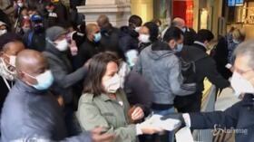 Parigi, mascherine distribuite ai pendolari alla stazione di Saint-Lazare
