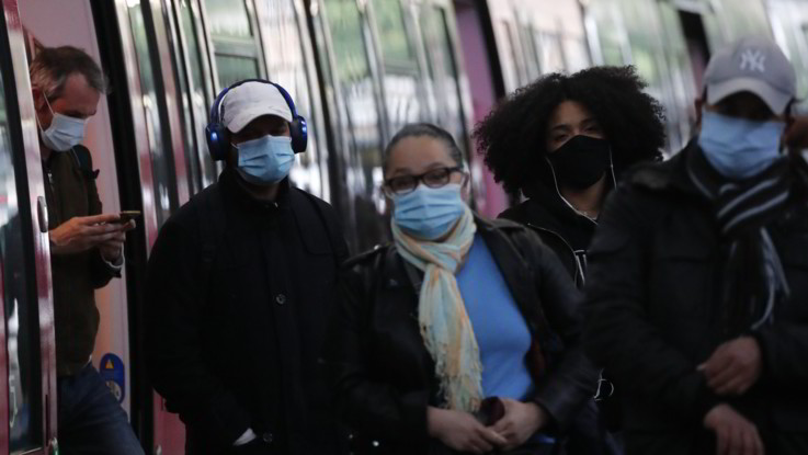 Ripartenza in Francia: folla in stazioni metro a Parigi