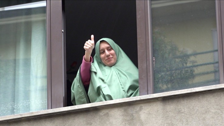 Silvia Romano rientra a casa: lungo applauso e folla all'arrivo