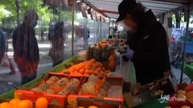 Coronavirus, a Parigi riaprono i mercati alimentari all’aperto