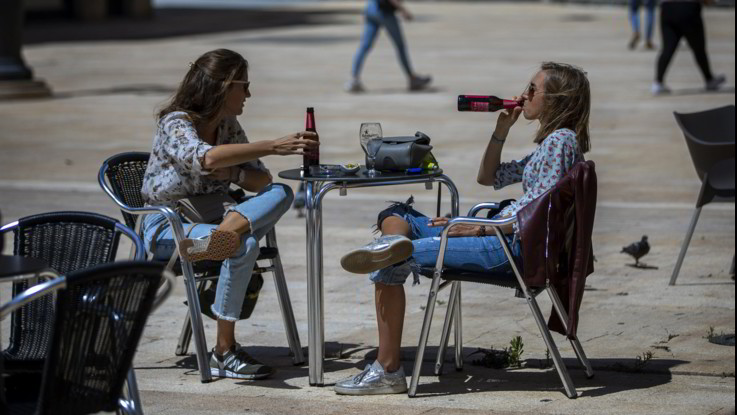 Cenare con amici? Forse possibile dal 18 maggio. Ma su mobilità tra Regioni governo è cauto