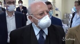 Fase 2, De Luca: “Chi porta la mascherina al collo è un imbecille doppio”
