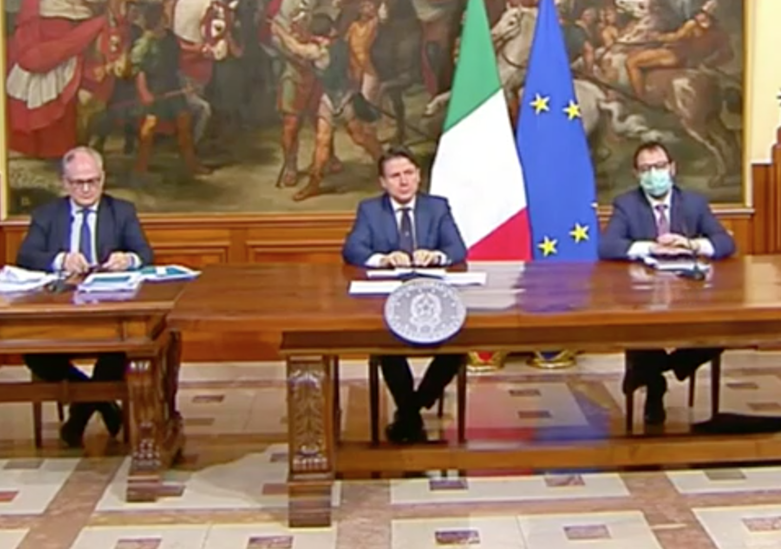 Decreto Rilancio, via libera dal Cdm. Conte: Vale 2 manovre. Compromesso sui migranti