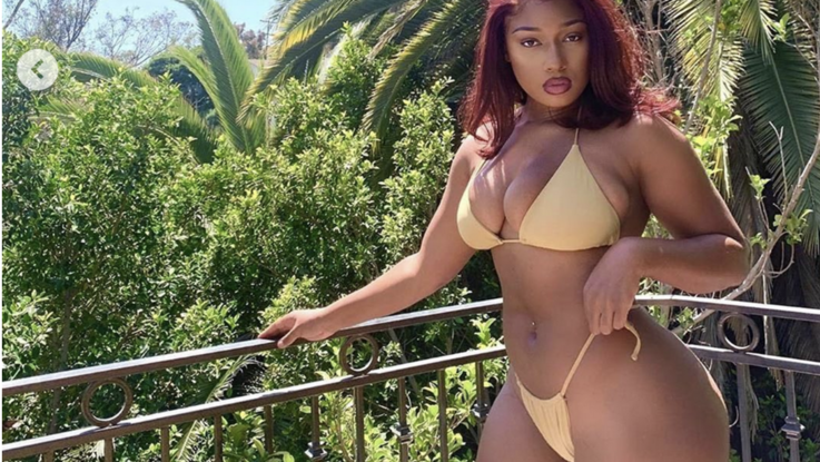 La sexy rapper Megan Thee Stallion posa per i fans con minuscolo bikini