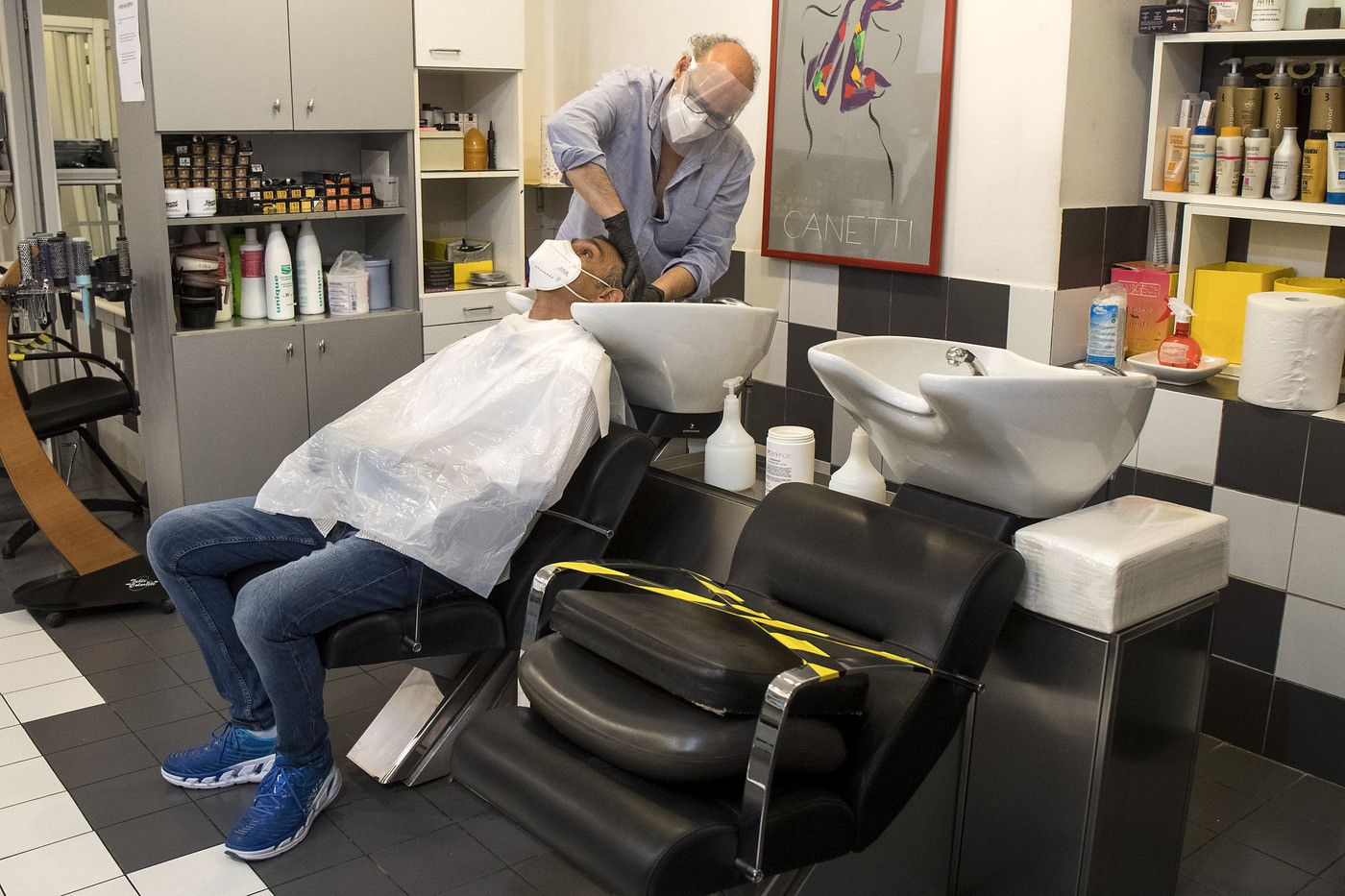 Roma, i parrucchieri si preparano alla riapertura