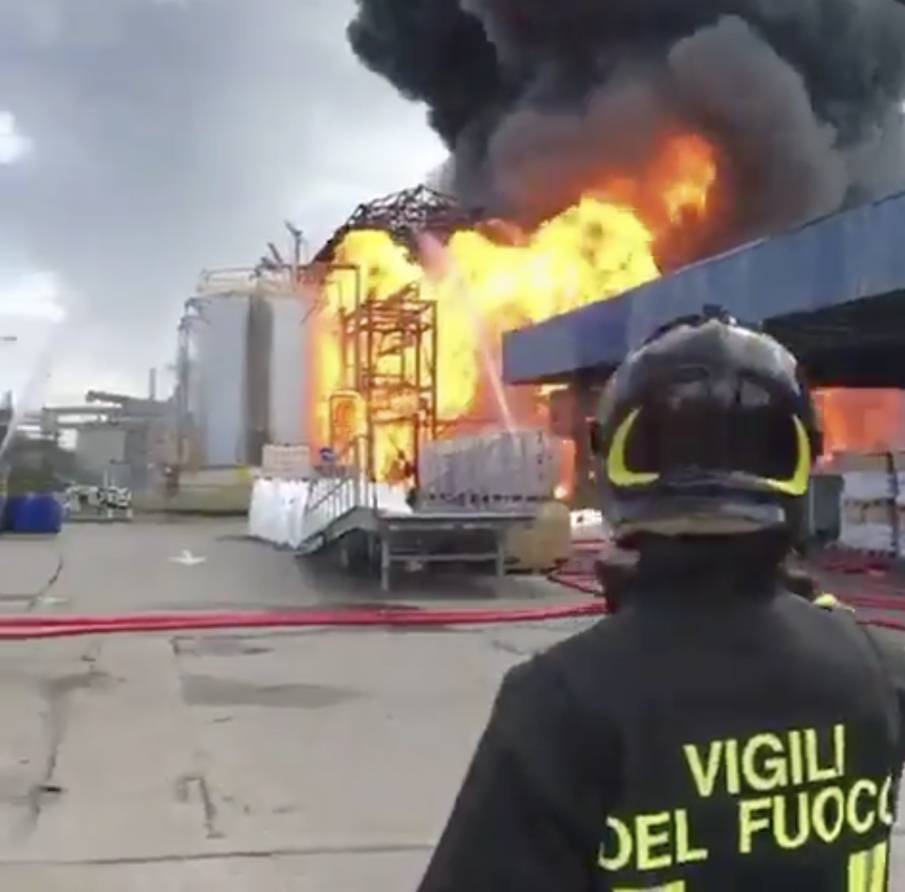 Venezia, incendio in ditta prodotti chimici a Marghera