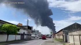 Venezia, incendio in ditta prodotti chimici a Marghera