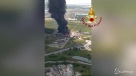 Venezia, incendio a Marghera: impressionanti le immagini dall’elicottero dei vigili del fuoco
