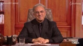 Crozza veste i panni di un De Luca superstar: “Io a Sanremo? Lo presento con Fiorello, non ci vado come ospite”