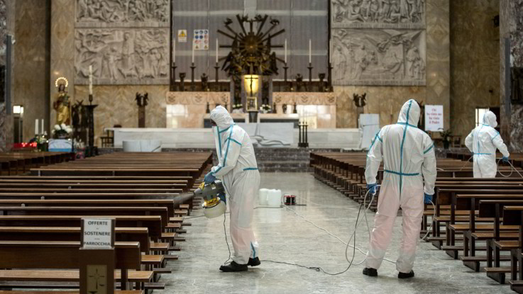 Messe con fedeli tra mascherine e nuove regole. Il Papa: Seguire norme