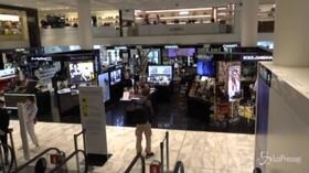 Milano, riapre la Rinascente tra il ritorno allo shopping e il timore di contagi: “C’è tanta voglia di normalità”