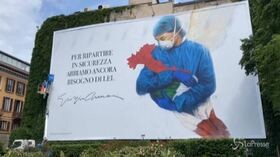 Armani, murales tributo agli operatori sanitari in centro a Milano