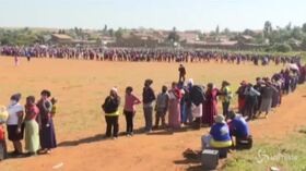 Sudafrica, le drammatiche immagini della coda chilometrica per riceve aiuti alimentari