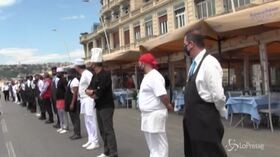 Napoli, flash mob dei ristoratori: un minuto di silenzio per le vittime di Coronavirus