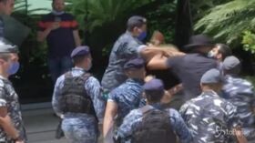 Libano, manifestanti tentano di entrare negli uffici governativi