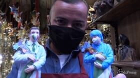 Coronavirus, i medici tra le statuine del presepe di San Gregorio Armeno