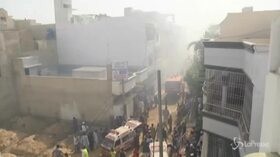 Pakistan, aereo precipita vicino a Karachi: morte 107 persone