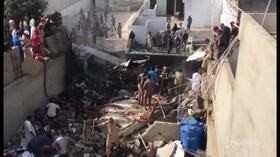 Pakistan, Airbus si schianta sulle case. La drammatica ricerca tra le macerie