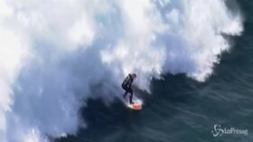 Sydney, i surfisti cavalcano le onde giganti dell’oceano