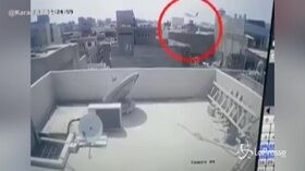 Pakistan, l’aereo caduto a Karachi ripreso da una telecamera di sorveglianza