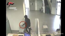 Torino, armato rapina banca e scappa in auto: arrestato dai carabinieri