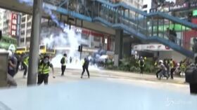 Tensione a Hong Kong: lacrimogeni sui manifestanti