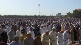 Fine del Ramadan, preghiere a Karachi senza distanziamento sociale