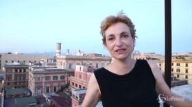 Fase 2, teatro sui tetti a Roma: l’attrice Toffolatti si esibisce per i condomini