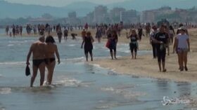 Tornano a riempirsi le spiagge di Rimini nel primo weekend dopo il lockdown