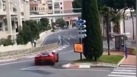 Leclerc sfreccia tra le strade di Monaco con la Ferrari SF90