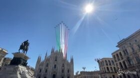 Le Frecce Tricolori su Milano, applausi in Piazza Duomo
