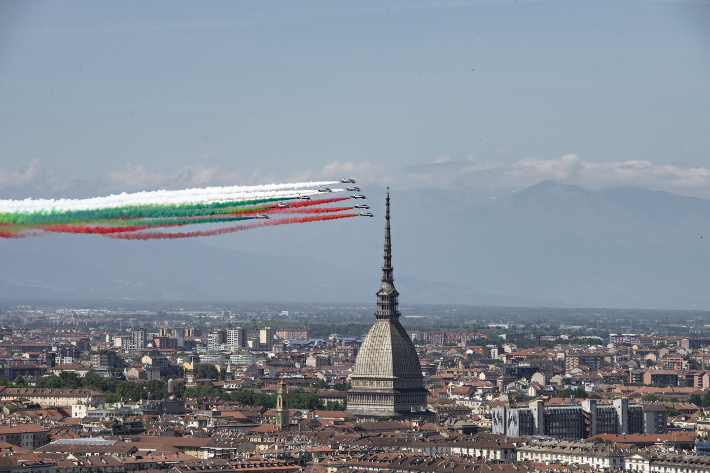 Frecce Tricolori sopra Torino e Milano, omaggio alle vittime Covid