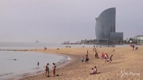 Barcellona, le spiagge riaprono dopo il lockdown