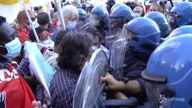 Milano, tensione tra manifestanti e polizia al corteo dei sindacati di base