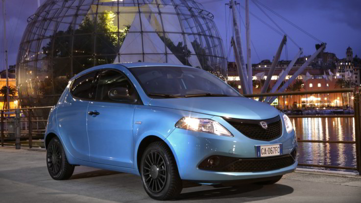 Fca, la nuova Ypsilon Hybrid EcoChic: l'ibrido in stile Lancia