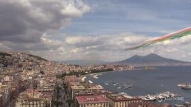 Napoli, le acrobazie delle Frecce Tricolore all’ombra del Vesuvio