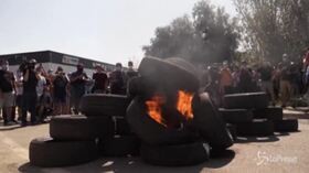 Nissan chiude la fabbrica di Barcellona, proteste fuori dallo stabilimento