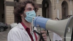 A Torino la protesta degli specializzandi in medicina: camice a terra