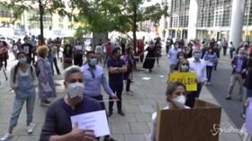 Coronavirus, flash mob a Milano: “Regione responsabile di migliaia di morti”