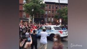 Morte Floyd, suv polizia contro folla a New York