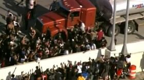 Morte Floyd, camion su folla a Minneapolis: autista rischia linciaggio