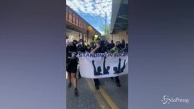 Morte Floyd, agenti sfilano con i manifestanti in New Jersey