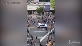 Morte Floyd, a New York un van della polizia travolge barricate e manifestanti