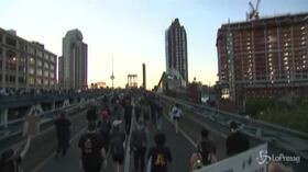 New York, la marcia per Floyd da Manhattan a Brooklin