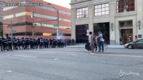 Proteste USA, lo sparo a freddo della polizia contro una manifestante
