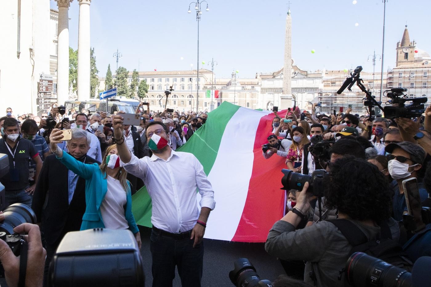 Manifestazione centrodestra: l’enorme tricolore, selfie e assembramenti in Piazza del Popolo