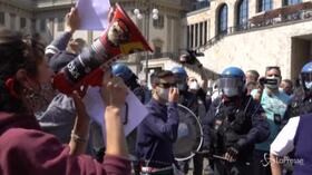 A Milano centro destra in piazza, tensione con i centri sociali: “Gallera e Fontana sono degli assassini”