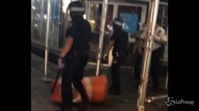 New York, poliziotto punta pistola contro la folla