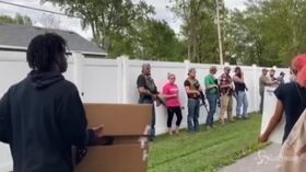 USA, con i mitra a tracolla a lato dei cortei di protesta