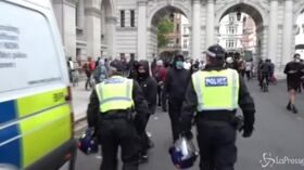 Disordini e arresti a Londra. L’ondata di protesta in nome di George Floyd diventa mondiale